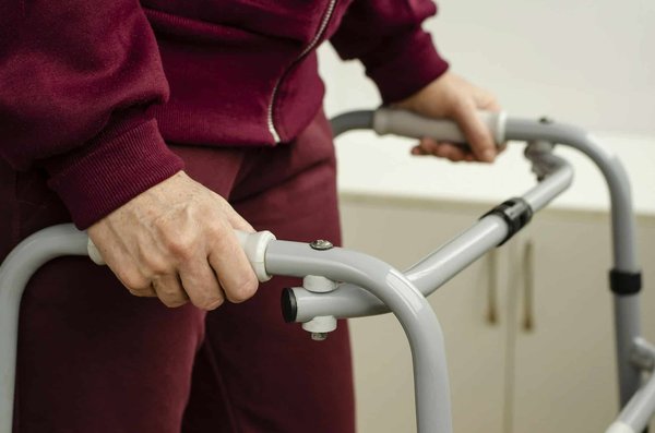 Wie kann man mit gezielten Übungen eine Tennis- oder Golferellenbogen-Verletzung behandeln?