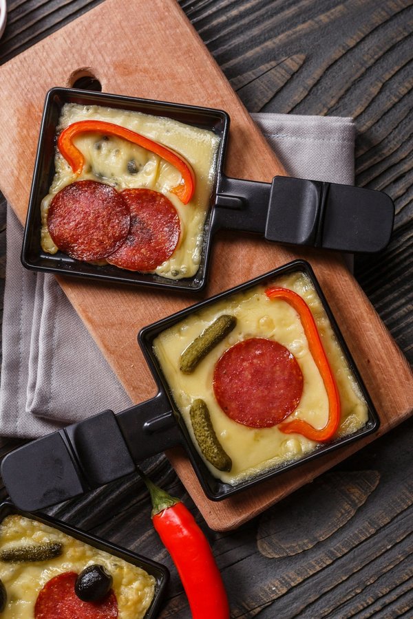 Wie stellt man ein traditionelles kulinarisches Erlebnis mit einem französischen Raclette her?