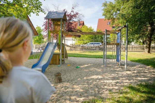 Wie beeinflusst die Verfügbarkeit von Kinderspielplätzen in der Nähe die Attraktivität von Wohnimmobilien?